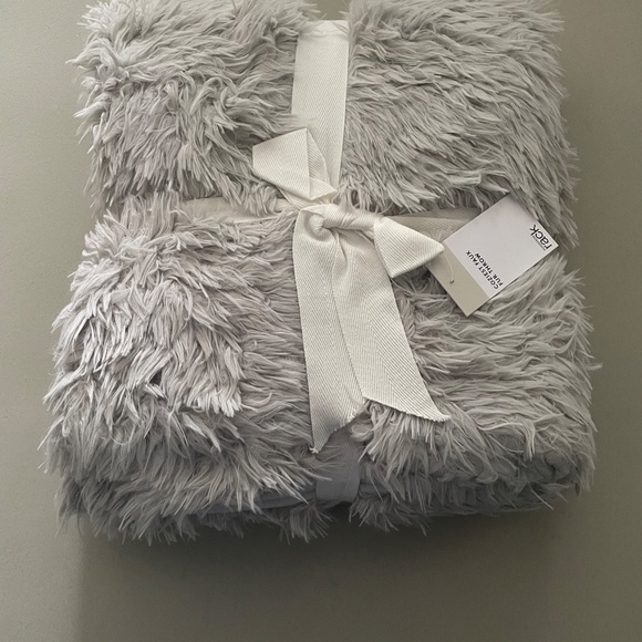 NWT Nordstrom Rack Faux Fur Throw GRAY 50" x 60" - Picture 2 of 3